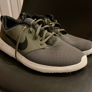 Nike men’s golf shoes Roche. Great condition.